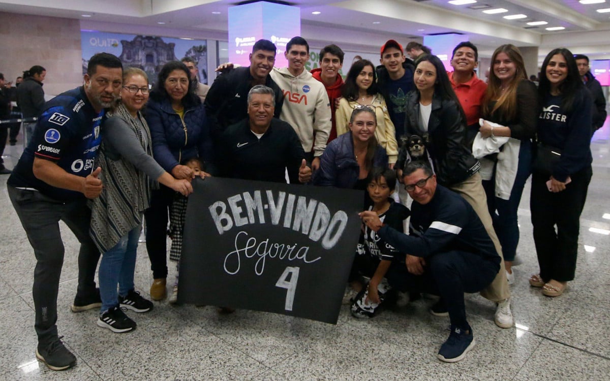 O equatoriano Luis Segovia foi recepcionado pela família na chegada do Botafogo a Quito - Vitor Silva / Botafogo