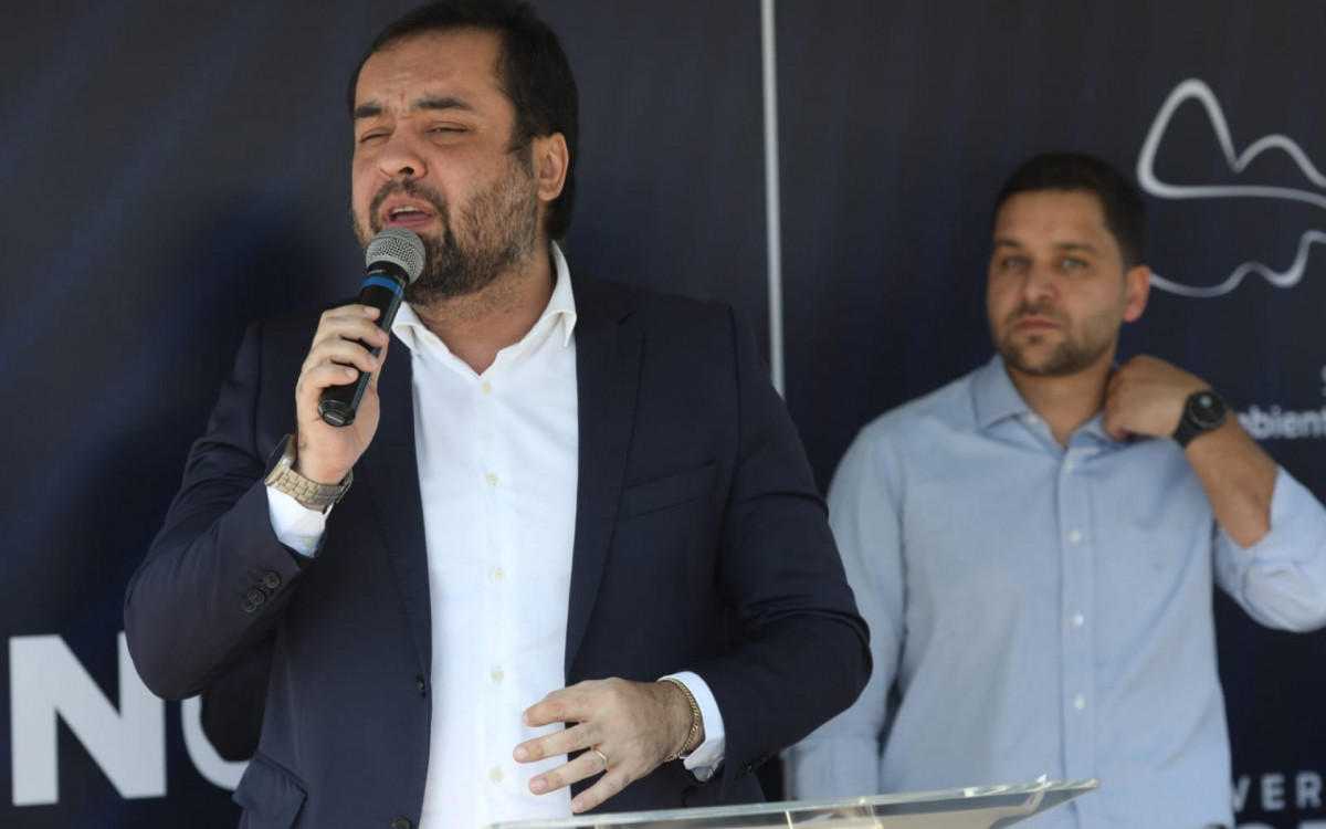 Cerim&ocirc;nia de entrega da obra do coletor tronco. Na imagem, o governador Cl&aacute;udio Castro e o vice-governador e secret&aacute;rio de Estado do Ambiente e Sustentabilidade, Thiago Pampolha