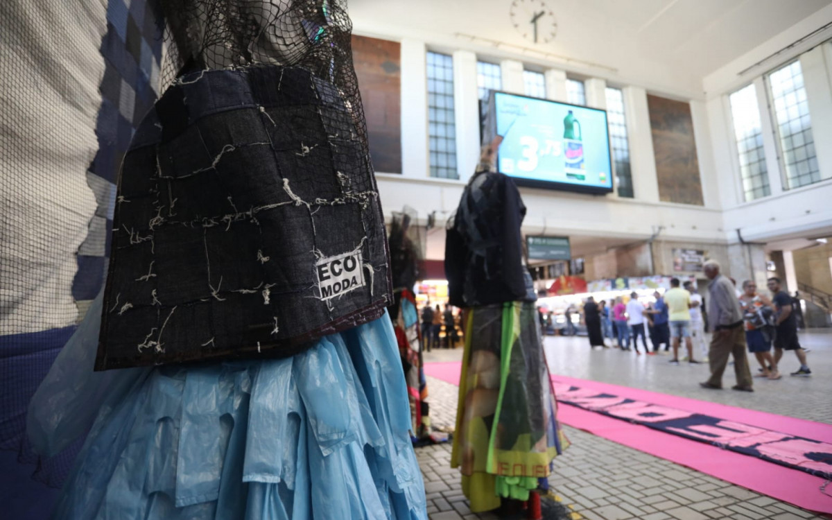 Pe&ccedil;as criadas a partir de roupas de diversos tecidos ficar&atilde;o expostas at&eacute; a pr&oacute;xima sexta-feira (9)
