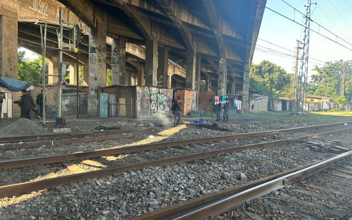 PM realizou uma ação na linha férrea do ramal Japeri, próximo à Estação Deodoro - Divulgação / PM