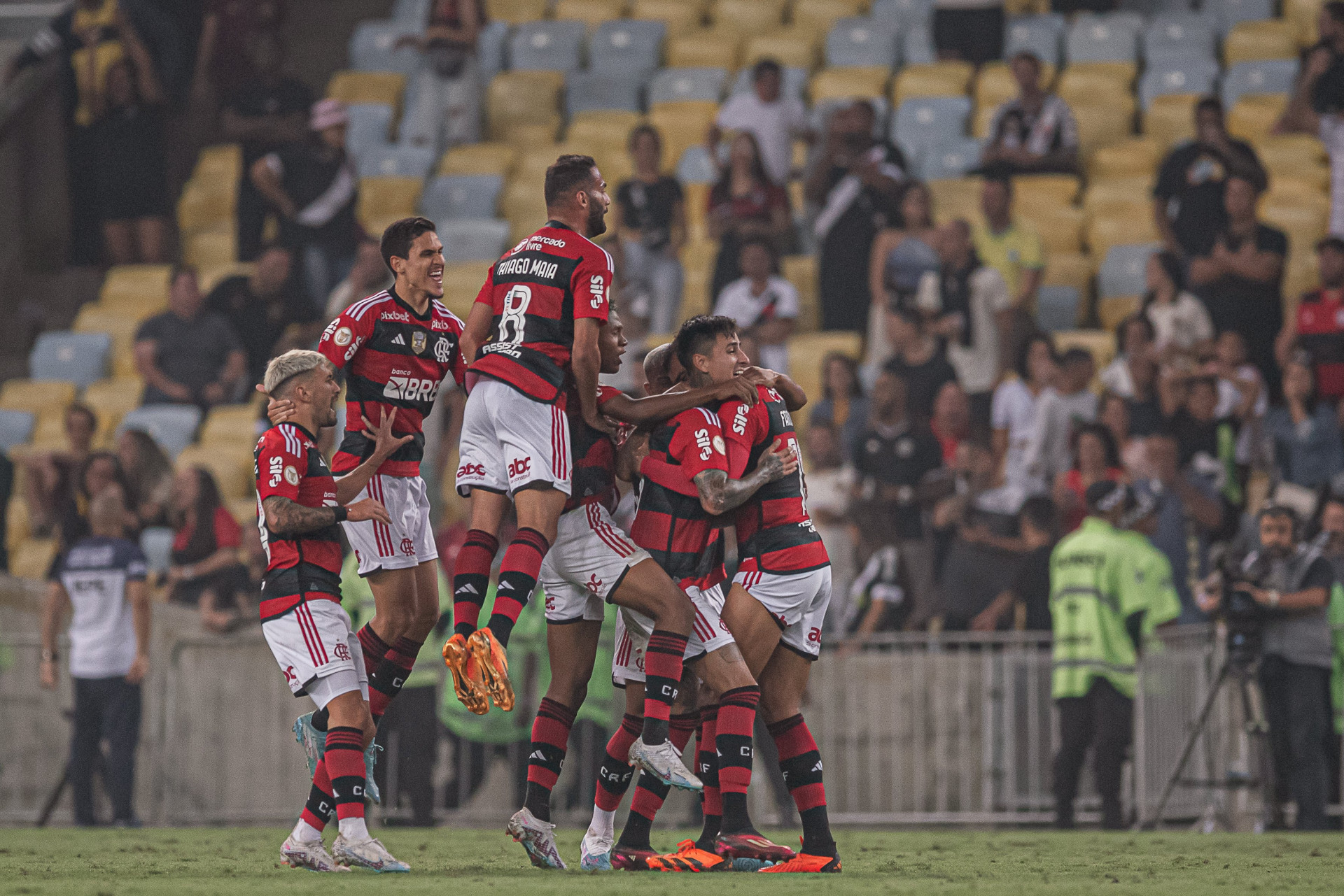 Jogadores do Flamengo comemoram gol marcado no triunfo sobre o Vasco - Paula Reis / Flamengo