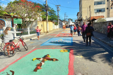 Escolas de São Pedro da Aldeia participam da confecção de tapetes de sal para o Corpus Christi 