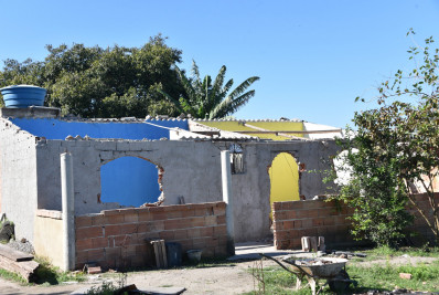 Prefeitura de Maricá retira três casas irregulares em Itaipuaçu