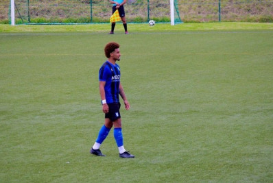 Atacante luta pela vida após bater a cabeça em muro durante jogo