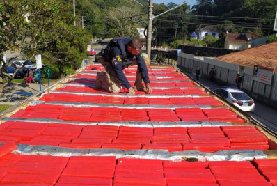 PRF apreende mais de 1 tonelada de maconha na BR-040, em Petrópolis