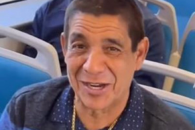 Pela primeira vez, Zeca Pagodinho se diverte ao passear de metrô nos Estados Unidos