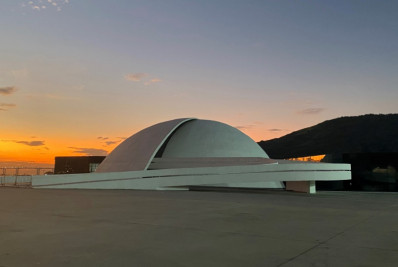 Cúpula do Caminho Niemeyer segue com exposição de Heloiza Azevedo