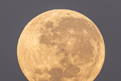 Lugar certo na hora certa: fotógrafo registra lua cheia sobre os braços do Cristo Redentor