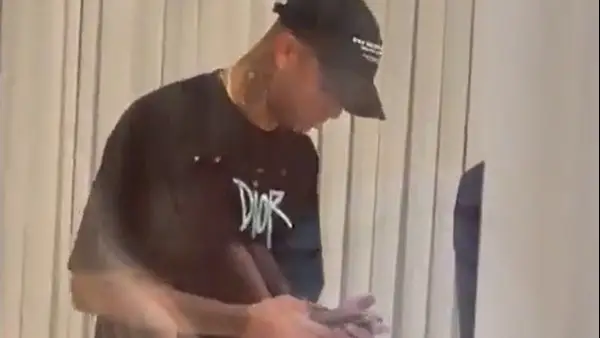 Vídeo: acusado de furar fila, jogador do Corinthians é 'expulso' de restaurante