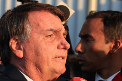 Bolsonaro diz que 'não pagou nada’ por harmonização dentária