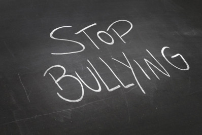 Quatro são condenados na França por bullying contra adolescente gay que se suicidou