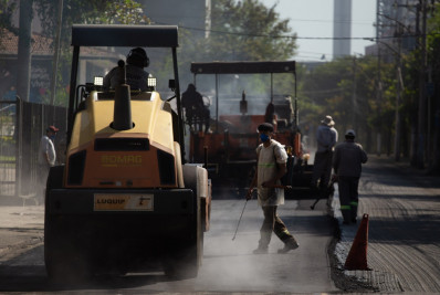 Prefeitura de Volta Redonda avança com novo asfalto em várias vias da cidade