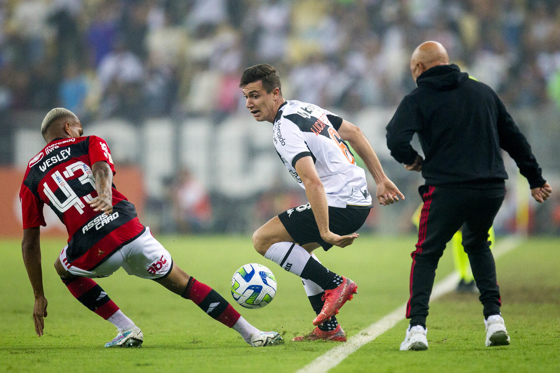 Vasco e Flamengo se enfrentaram no Maracanã - Foto: Daniel RAMALHO/VASCO