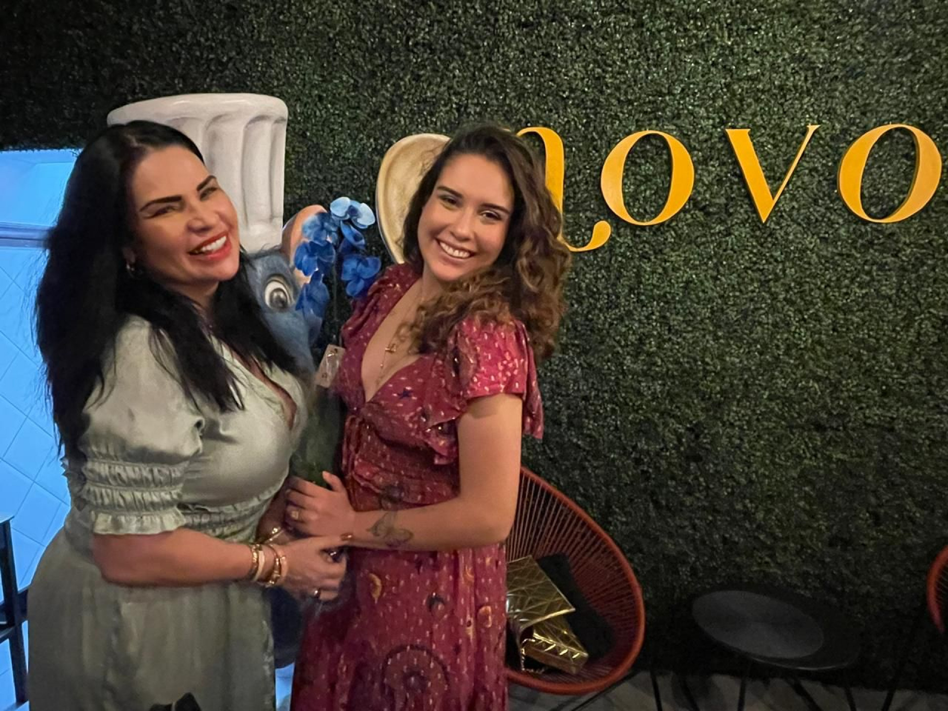 Stephanie Gomes e Solange Gomes jantam com amigos e advogados - Foto divulgação