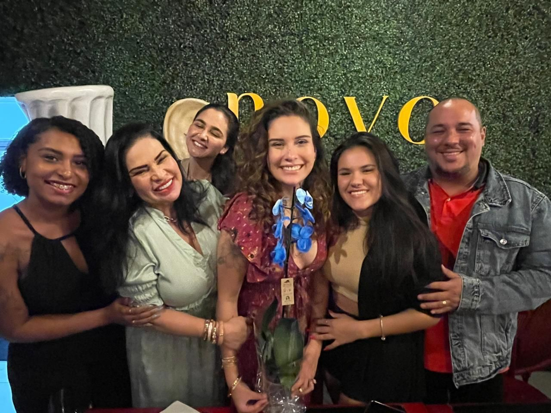 Stephanie Gomes e Solange Gomes jantam com amigos e advogados - Foto divulgação