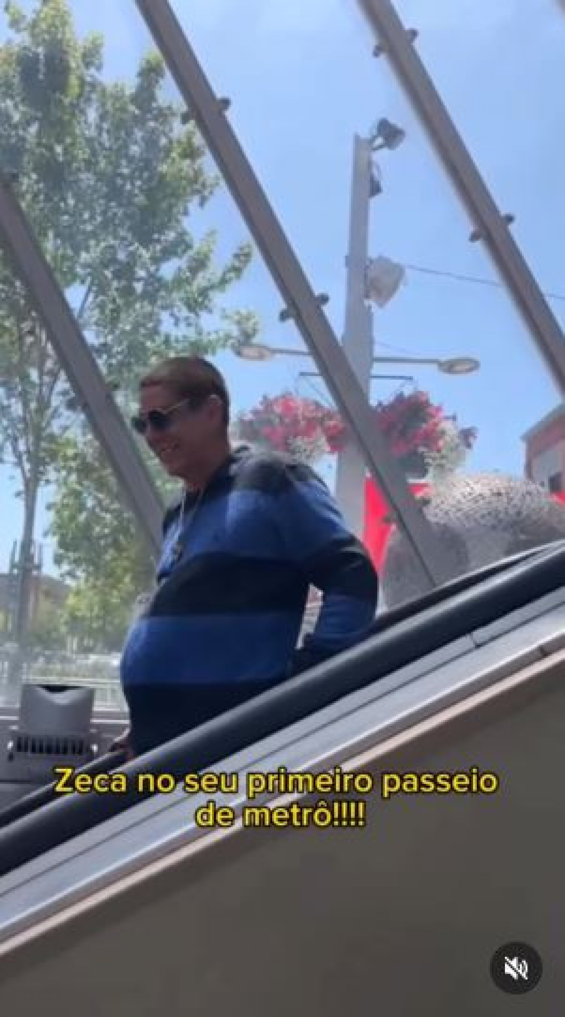 Zeca Pagodinho se diverte durante passeio de metrô em Los Angeles - Reprodução/Instagram