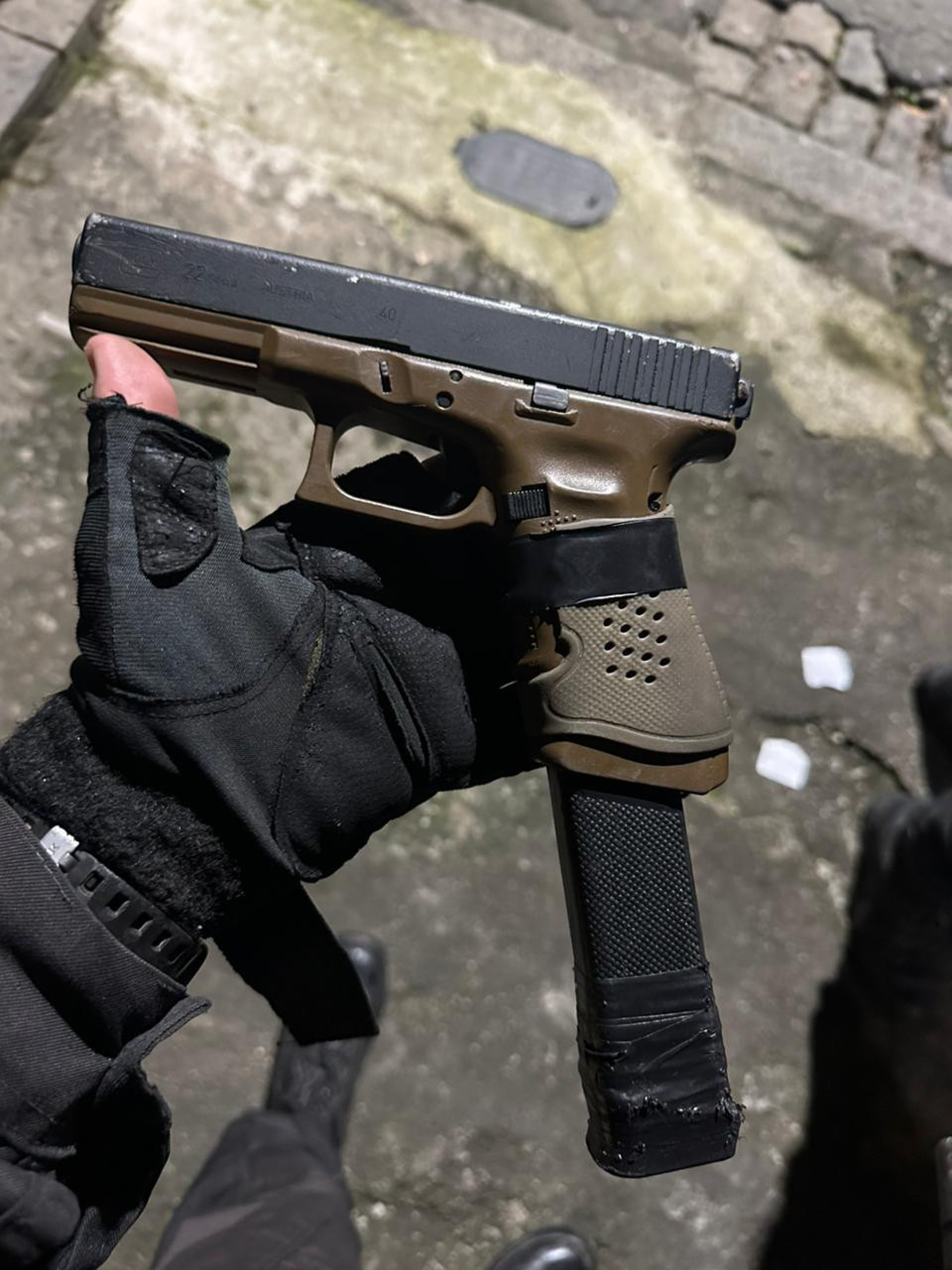 Após confronto, policiais apreenderam um fuzil, uma pistola, munições e drogas - Divulgação / PMERJ