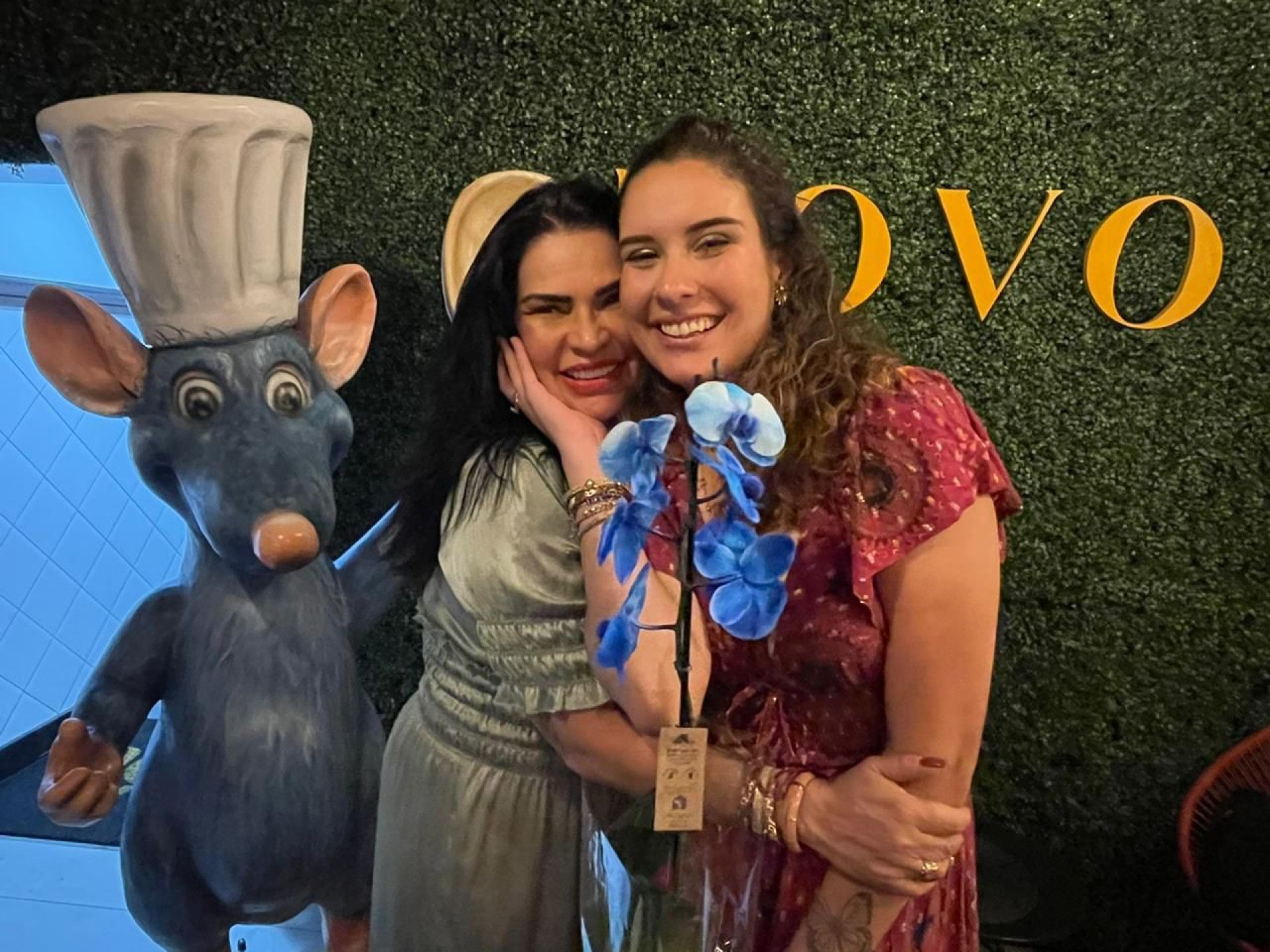 Stephanie Gomes e Solange Gomes jantam com amigos e advogados - Foto divulgação