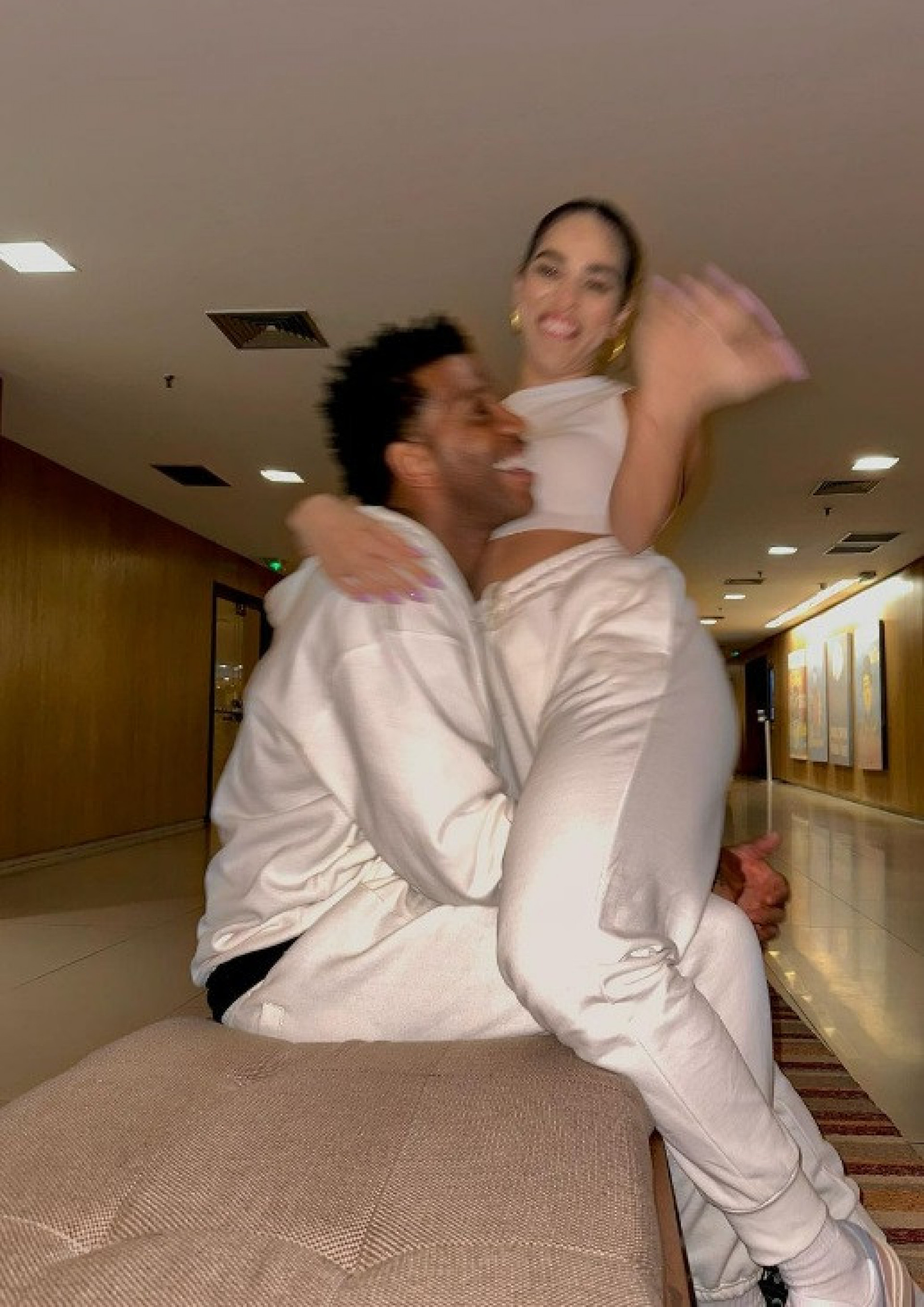 Elana e o jogador Gil posam juntinhos - Reprodução do Instagram