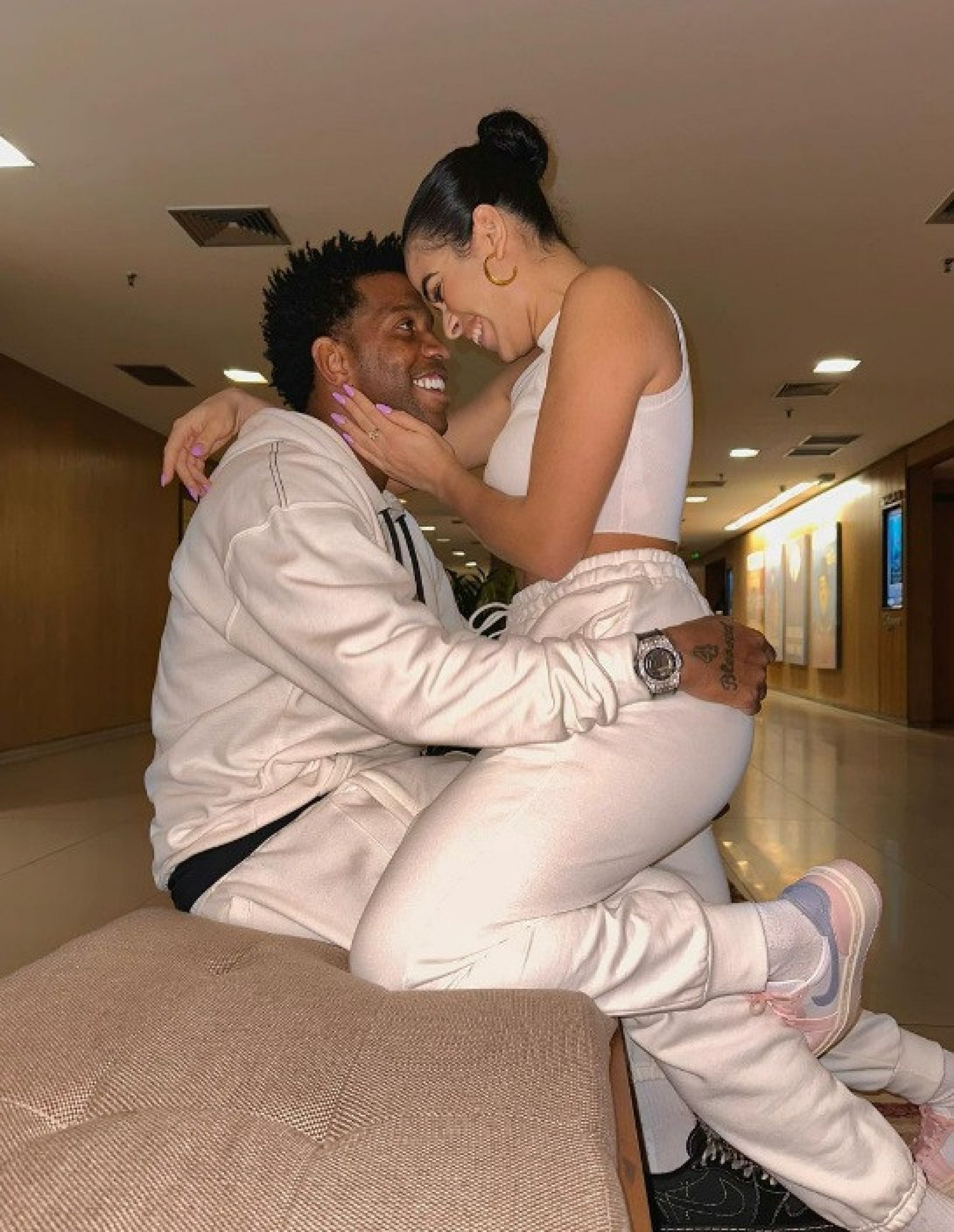 Elana e o jogador Gil posam juntinhos - Reprodução do Instagram