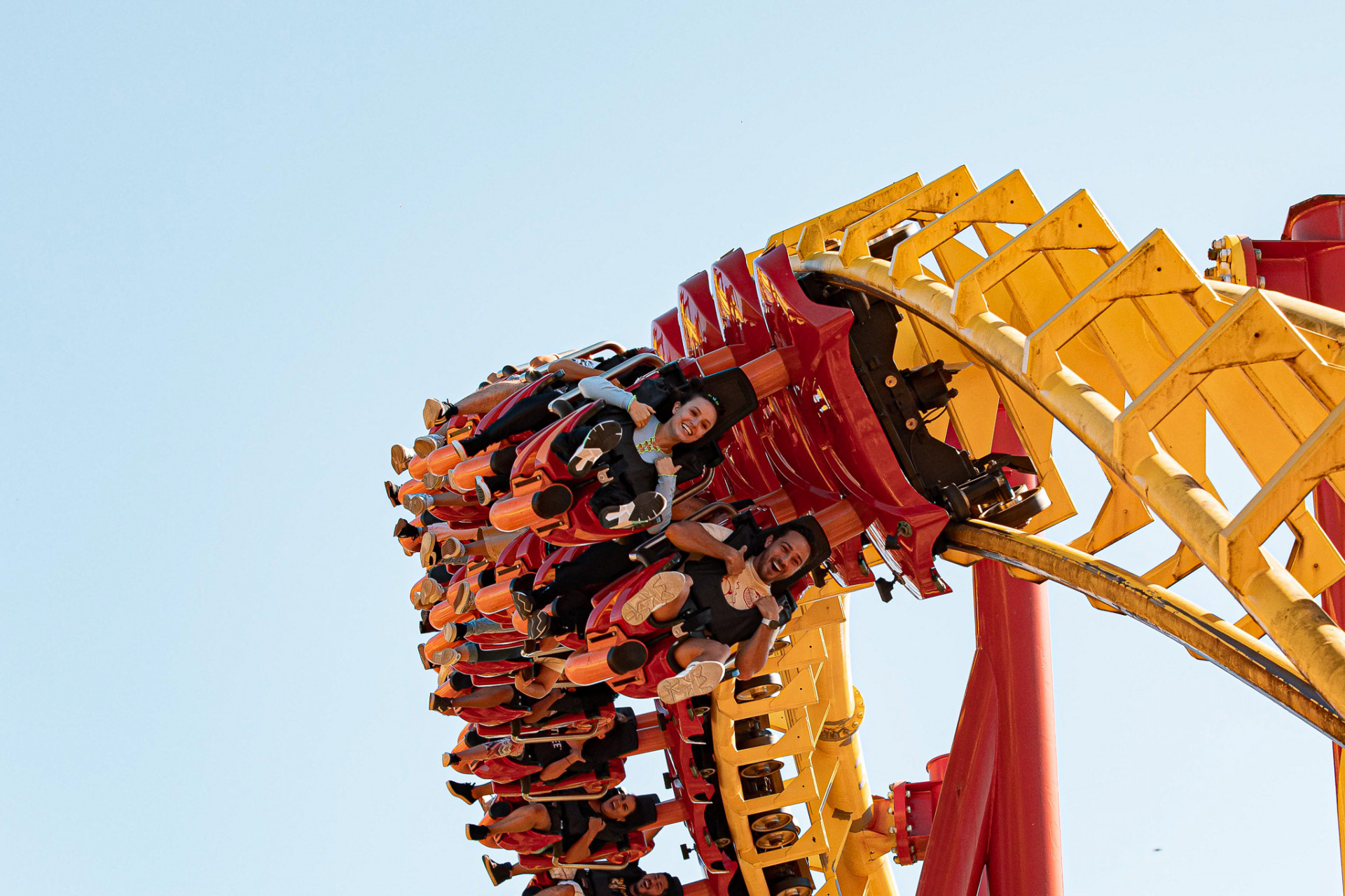 Larissa Manoela e André Frambach em brinquedo no parque - Guma Miranda/Ag. News