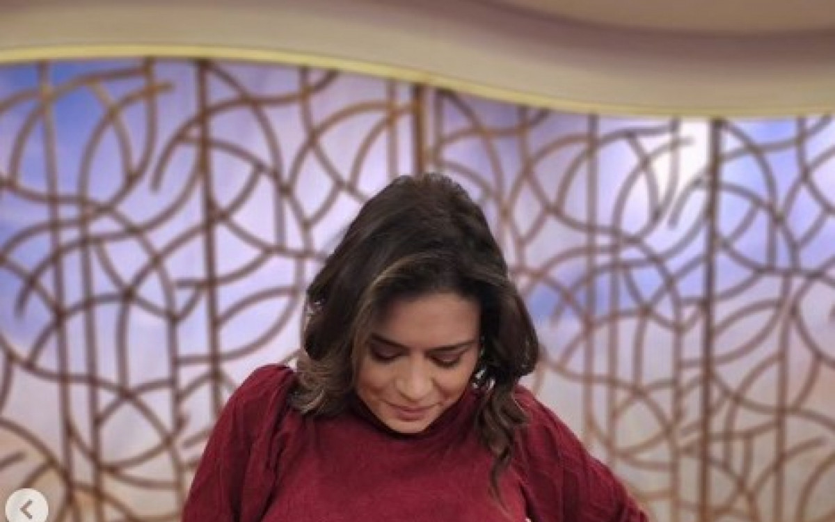 Michelle Loreto mostra a barriguinha de gr&aacute;vida