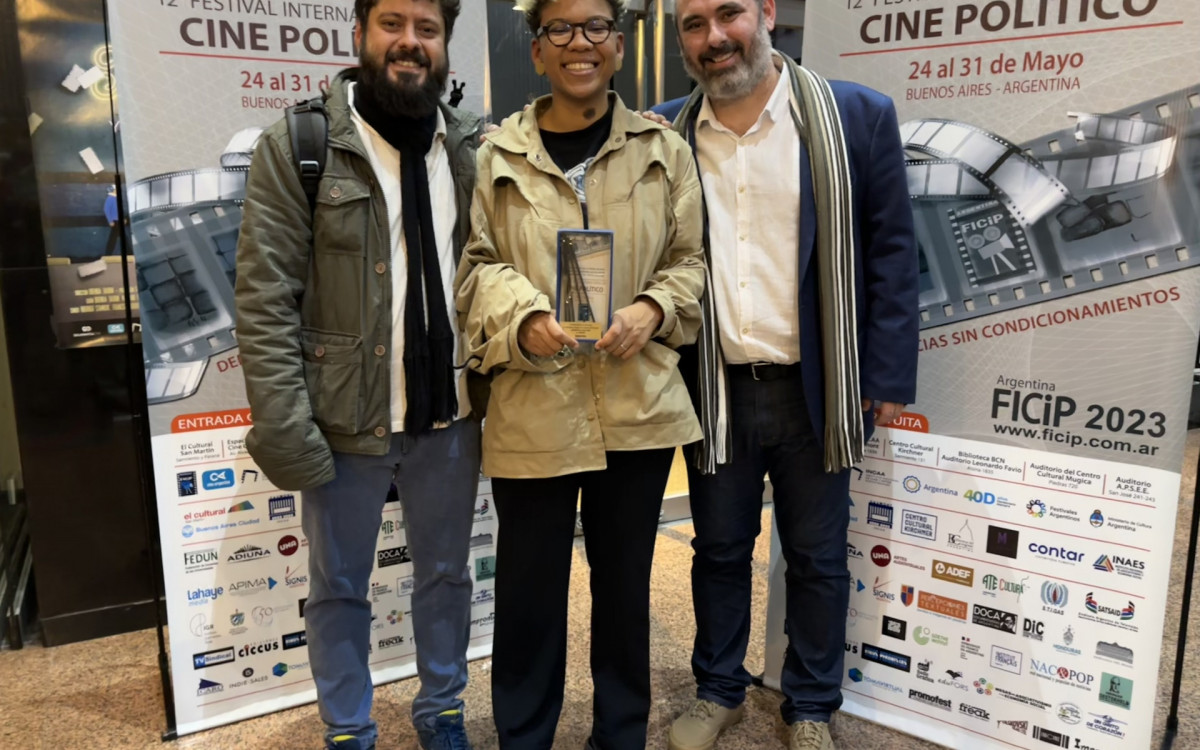 La&iacute;s Dantas ao lado de Gabriel Barbosa e Fernando Sousa, produtores da Quiproc&oacute; Filmes