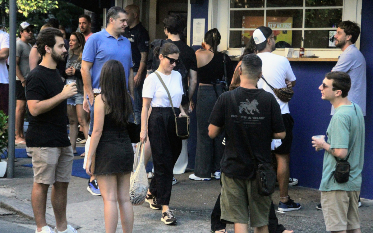 Renata Vasconcellos passeia com o marido no Leblon