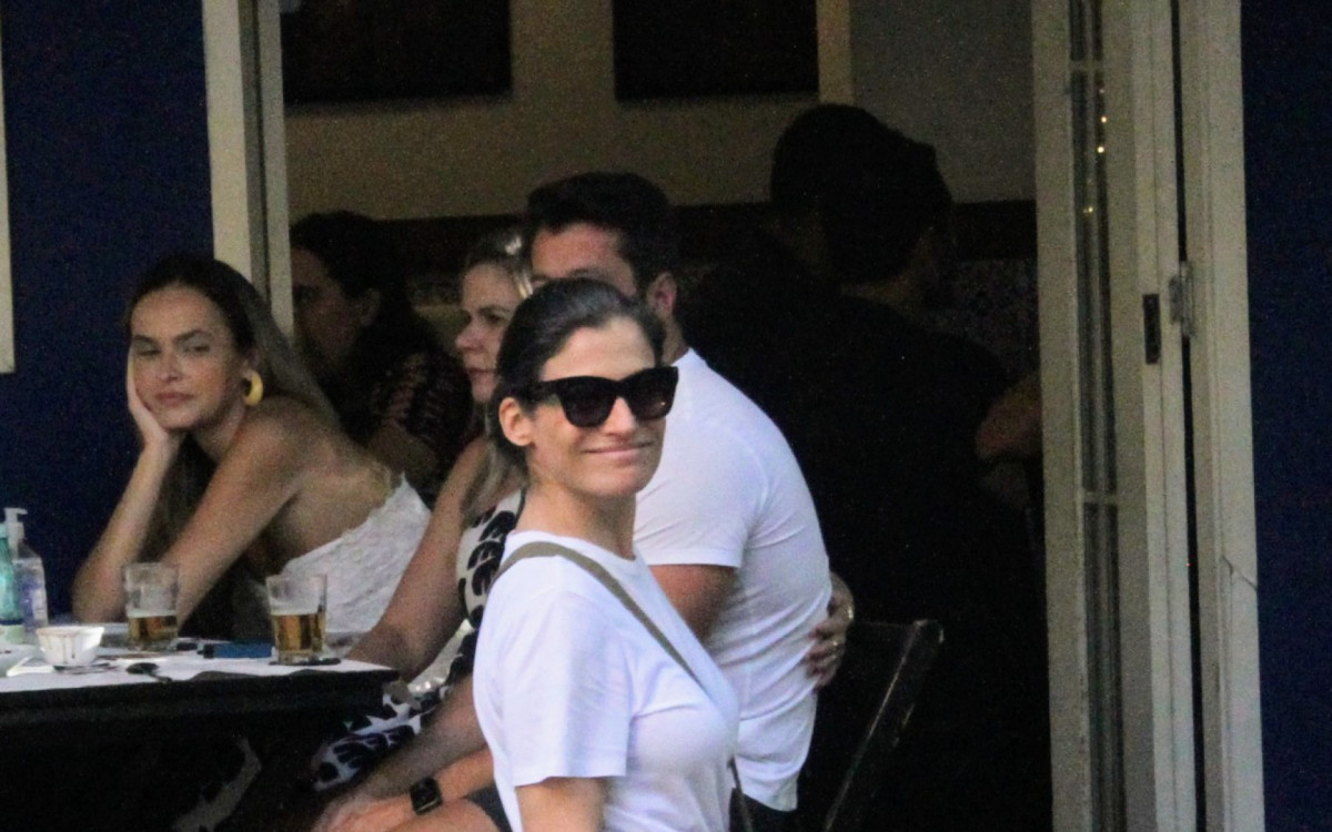 Renata Vasconcellos passeia com o marido no Leblon