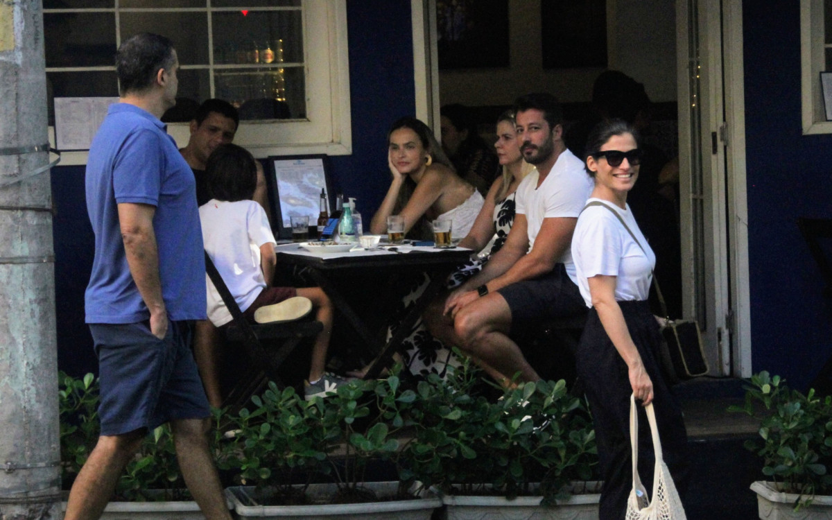 Renata Vasconcellos passeia com o marido no Leblon