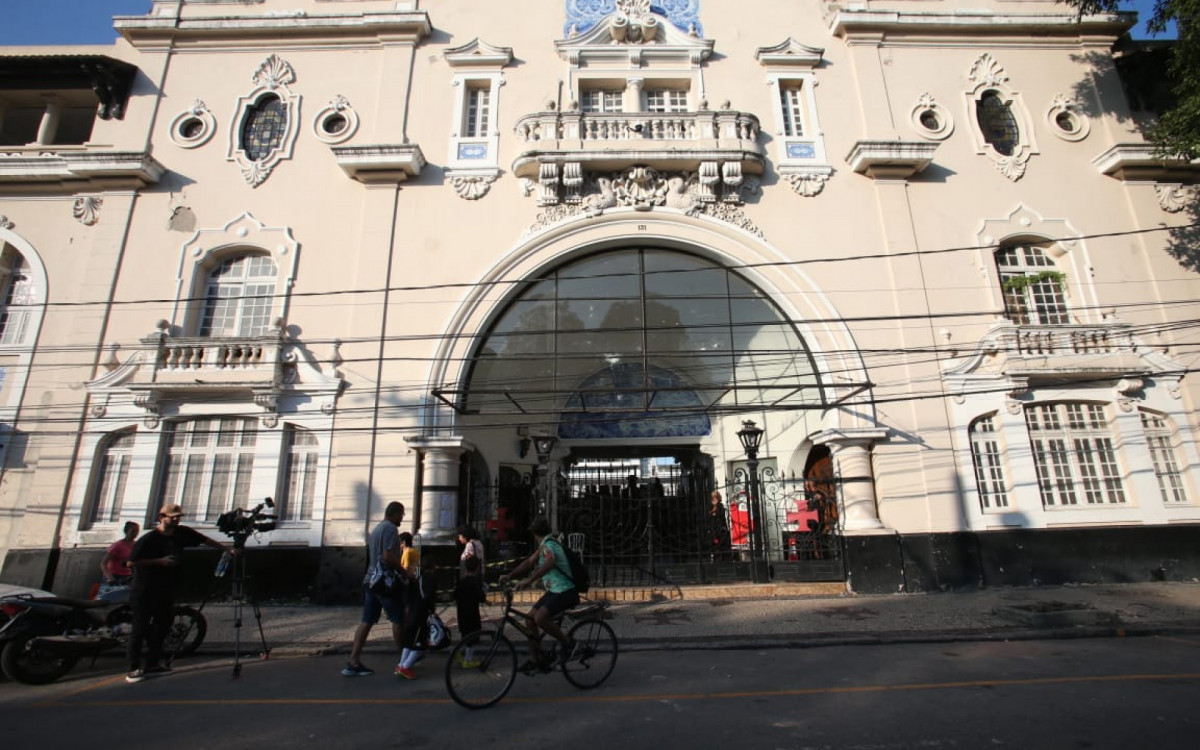 Funcionários do estádio passaram a tarde soldando e realizando reparos no portão de acesso ao estádio 