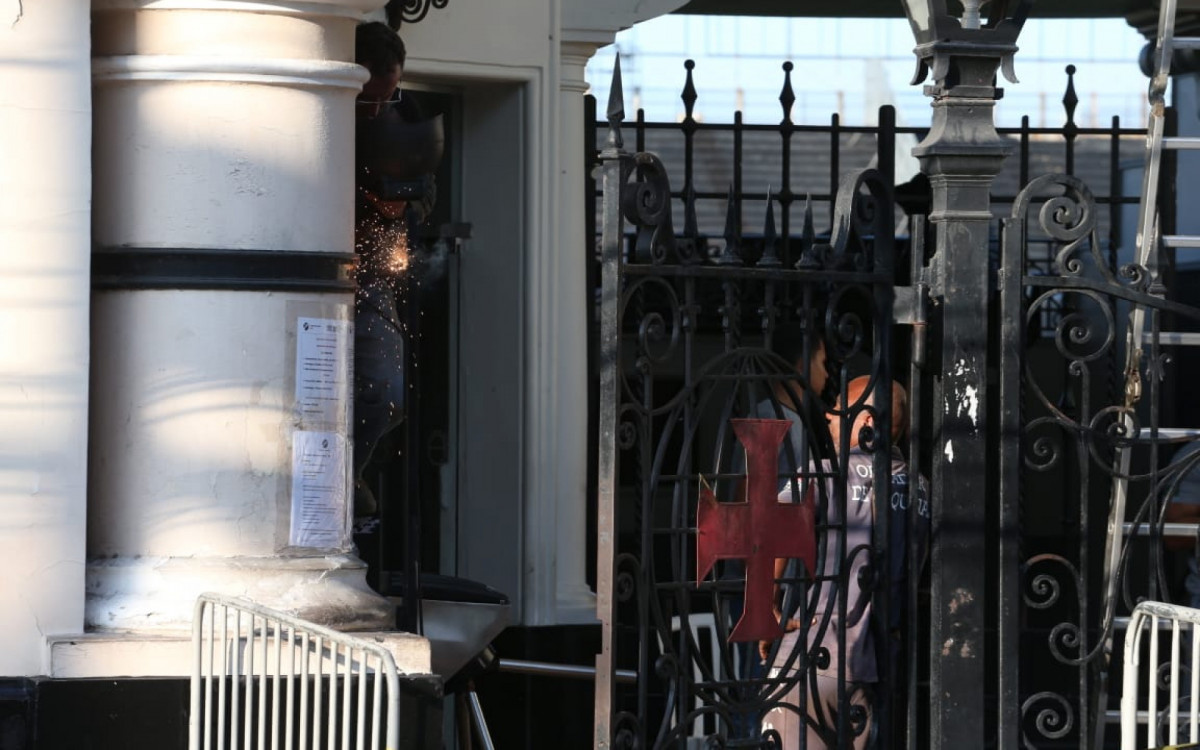 Funcionários do estádio passaram a tarde soldando e realizando reparos no portão de acesso ao estádio 
