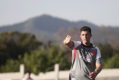 Após reunião, Vasco mantém Barbieri em meio a grande pressão sobre o treinador