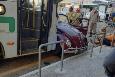 Acidente deixa tráfego lento em duas ruas de grande movimento em Macaé