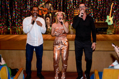 Carolina Dieckmann canta com José Loreto e Samuel Assis em show