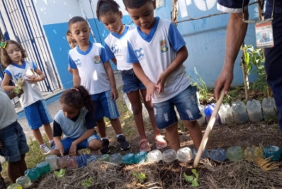 Projeto 'Mãos à horta' aproxima alunos de Caxias da sustentabilidade