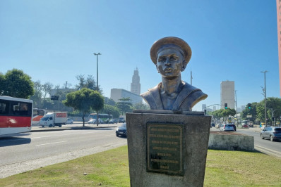 Prefeitura do Rio recoloca busto de Marcílio Dias na Praça Onze