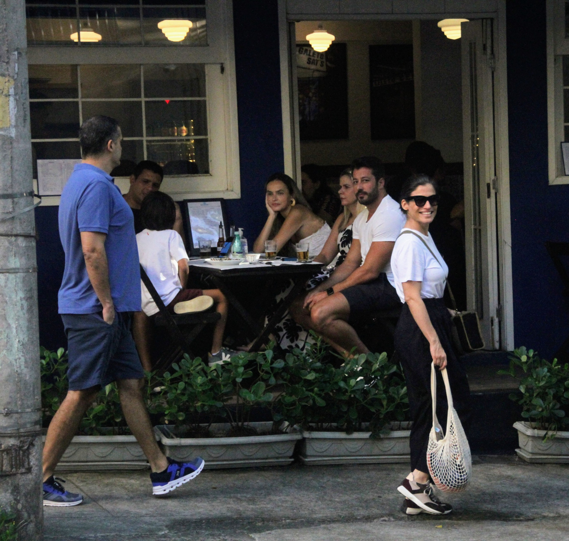 Renata Vasconcellos passeia com o marido no Leblon - Dan Delmiro/Ag. News