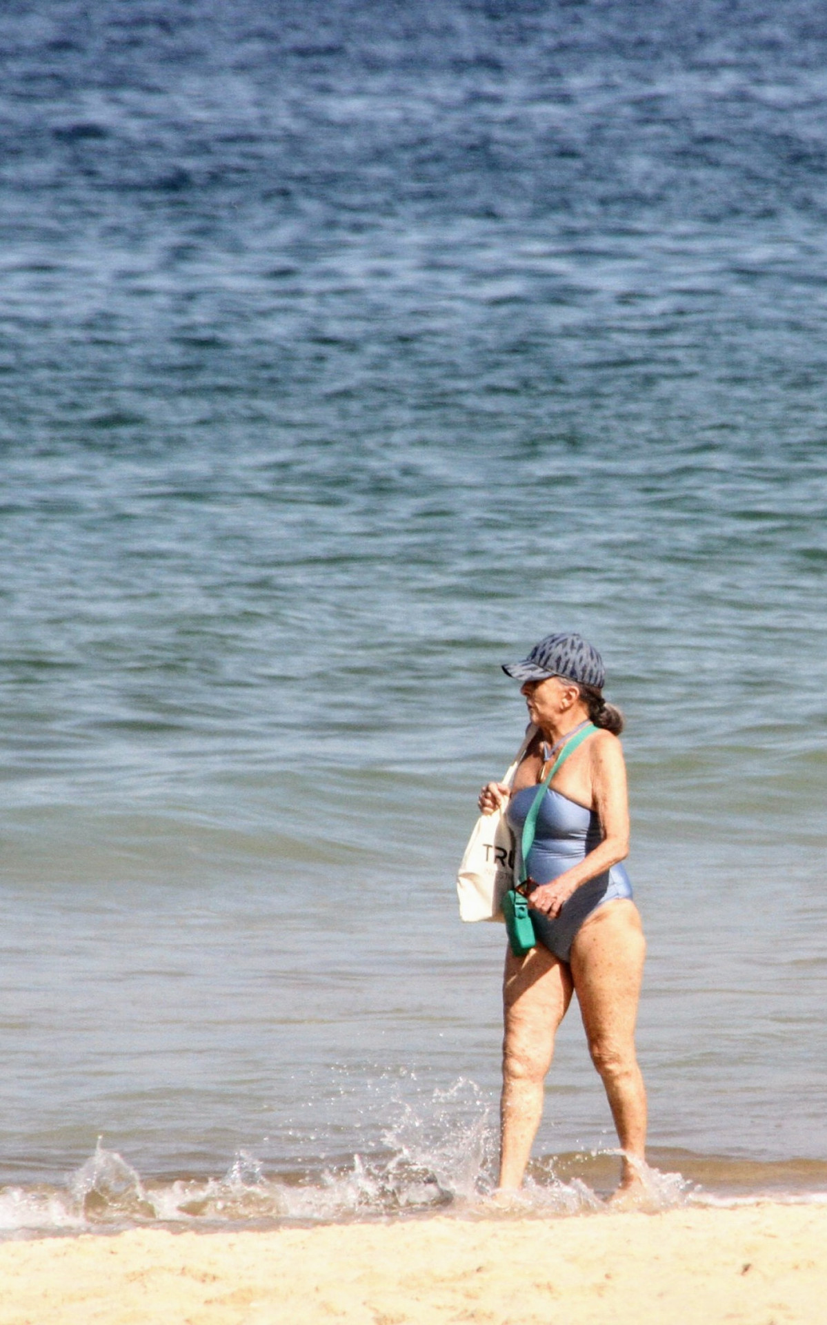 Betty Faria curte dia de sol em praia do Rio