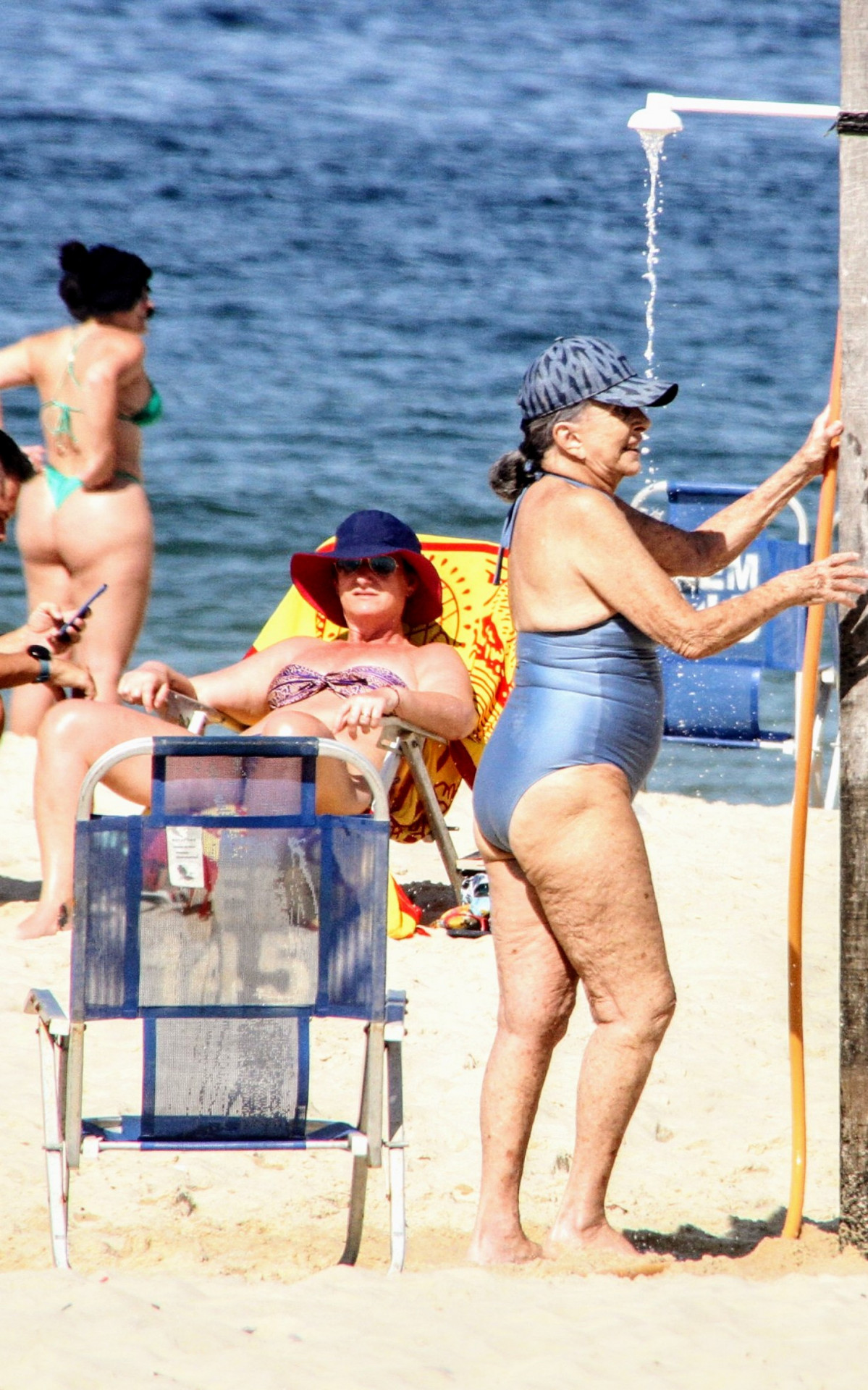 Betty Faria curte dia de sol em praia do Rio