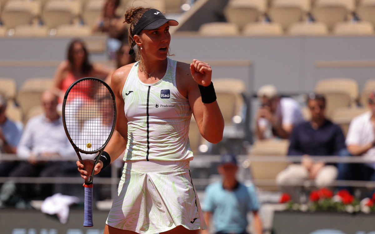 Brazil's Beatriz Haddad Maia celebrates a point against Tunisia's Ons Jabeur during their women's singles quarter final match on day eleven of the Roland-Garros Open tennis tournament at the Court Philippe-Chatrier in Paris on June 7, 2023.
Thomas SAMSON / AFP - Thomas SAMSON / AFP