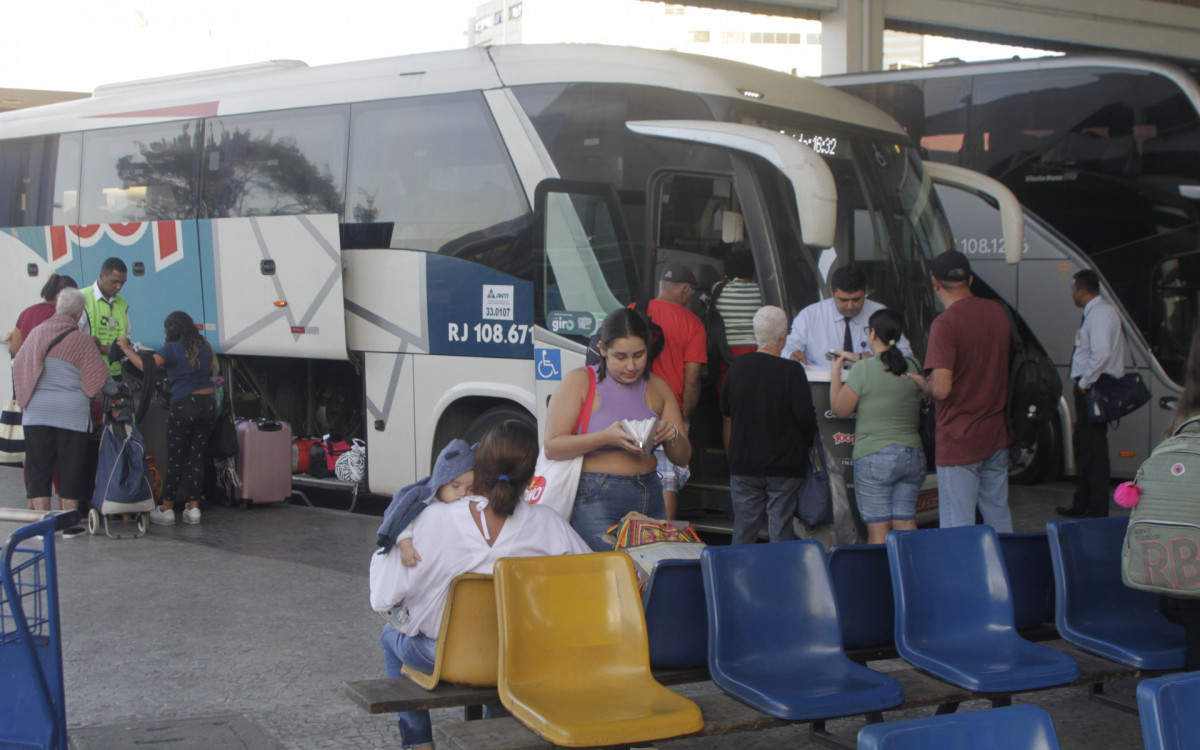 Movimenta&ccedil;&atilde;o na v&eacute;spera de feriado, na rodovi&aacute;ria novo Rio. 