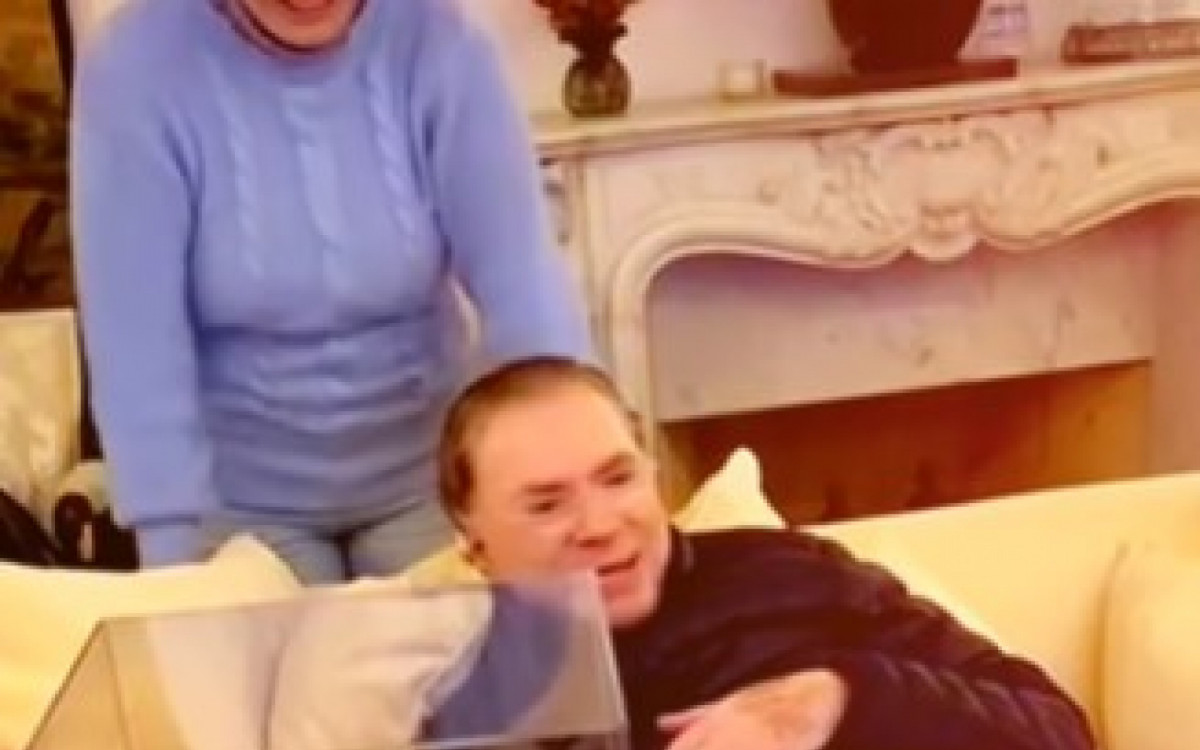 Silvio Santos recebe homenagem da fam&iacute;lia ao assistir programa especial