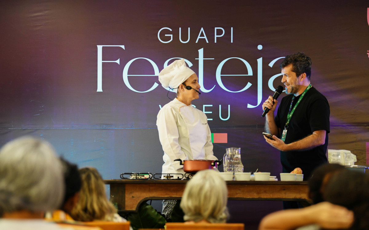 A culinarista Maria de Lourdes e o secret&aacute;rio de Turismo de Guapimirim, M&aacute;rio Seixas