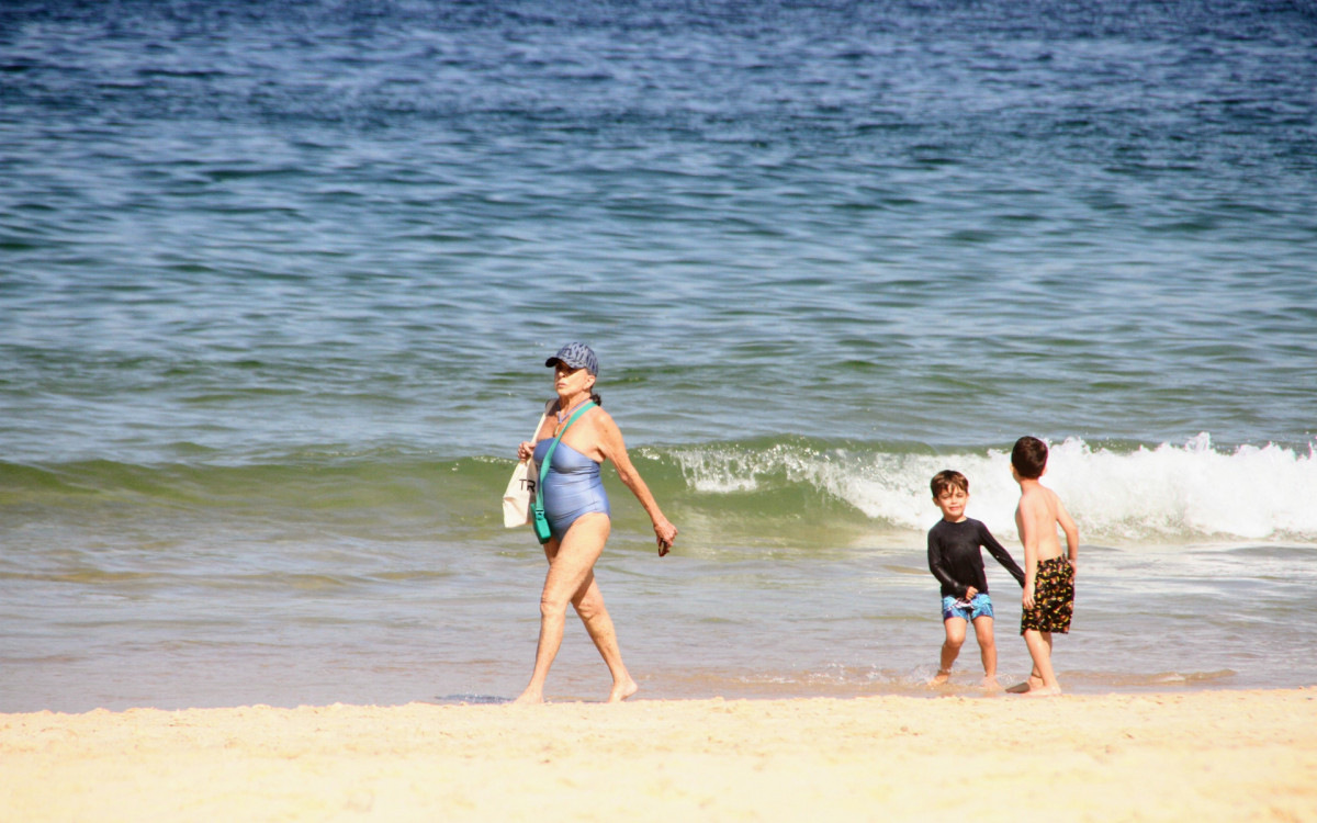 Betty Faria curte dia de sol em praia do Rio