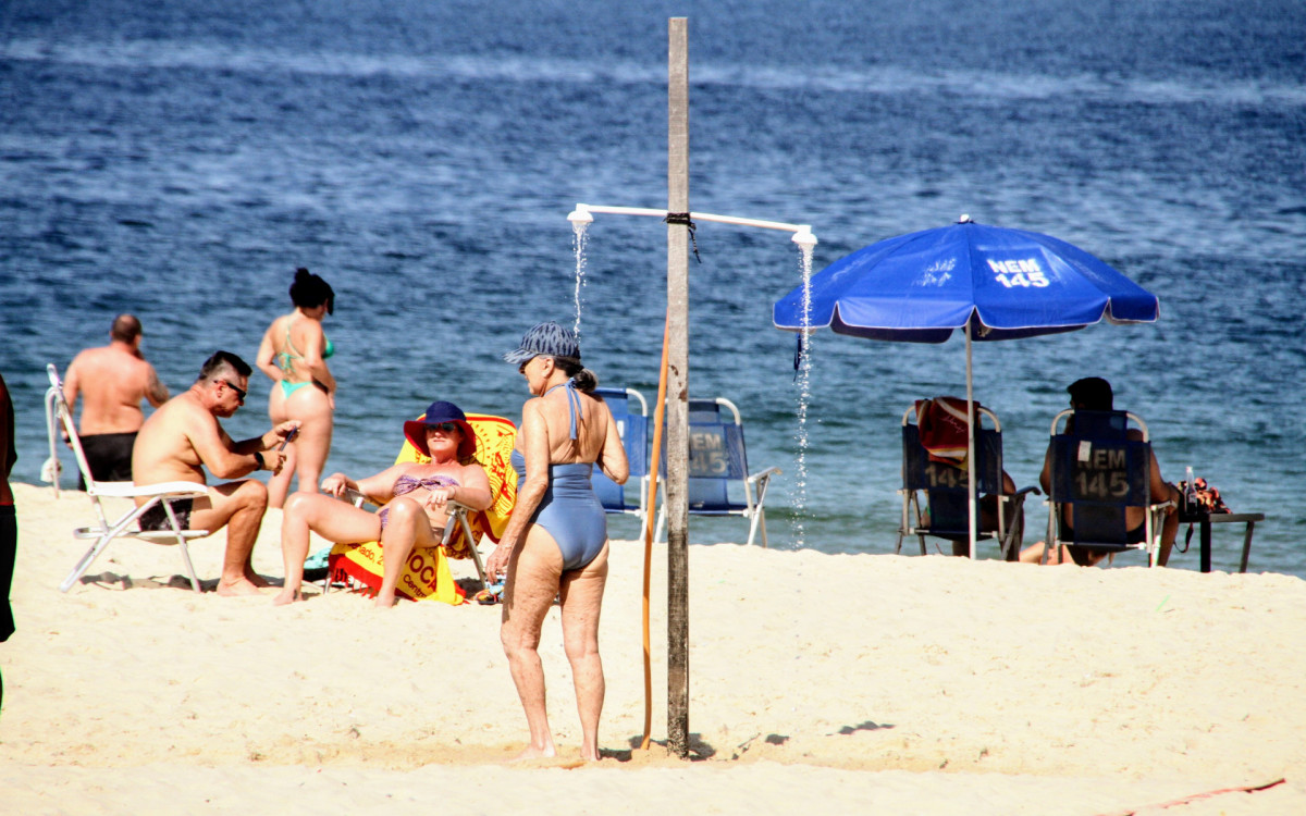 Betty Faria curte dia de sol em praia do Rio