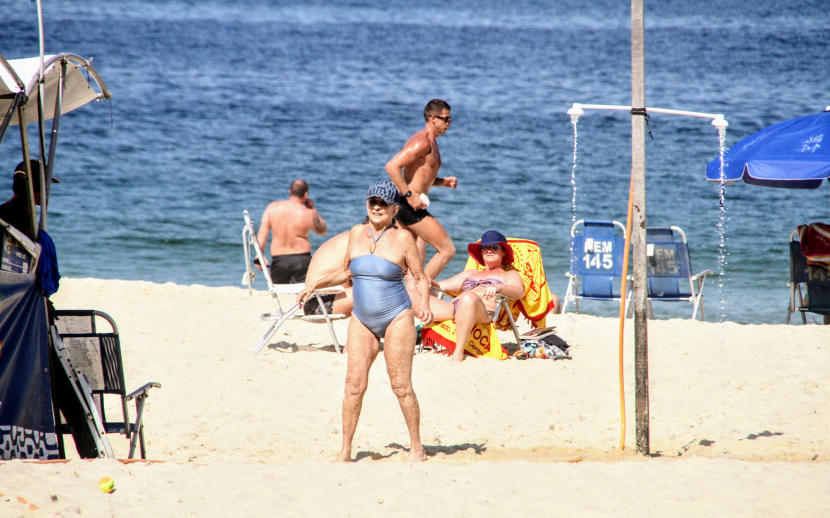 Betty Faria curte dia de sol em praia do Rio