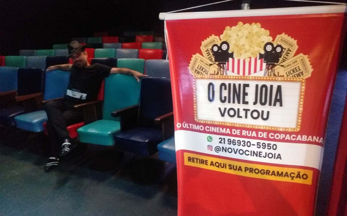 O ator de teatro Bruno Muniz está à frente do retorno do Cine Joia, tradicional e único cinema de rua de Copacabana - Marcos Porto / Agência O Dia