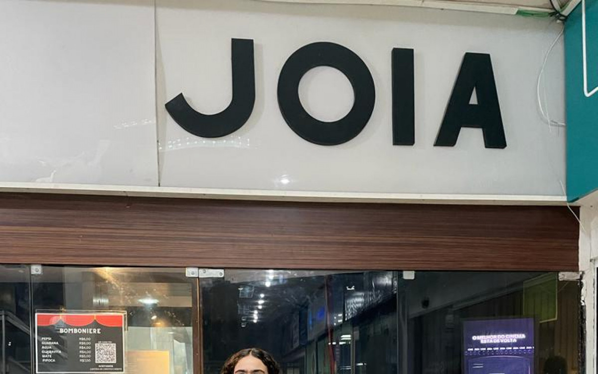 A estudante de cinema Lia Terry frequenta o Cine Joia, em Copacabana, por gostar de filmes antigos, que não são exibidos em outros cinemas - Anna Clara Sancho / Agência O Dia