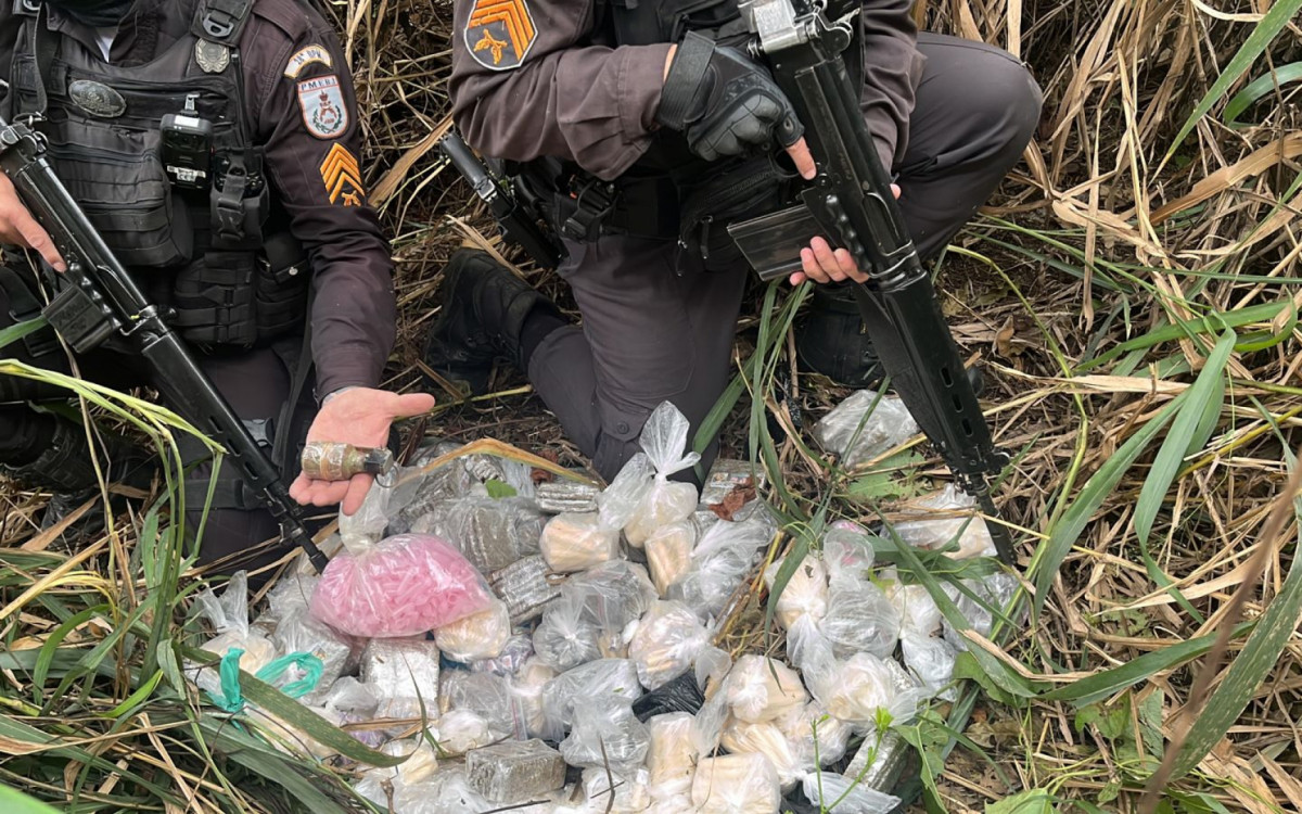 Como parte da operação conjunta, foram apreendidas drogas em uma área de mata no bairro Siderlândia